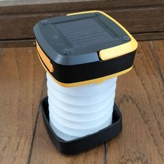 ランタンハンガーとLEDランタン３個の画像