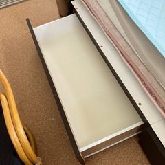 大きな引き出し付きベッド
