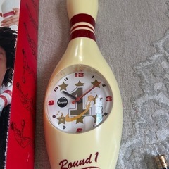 ボーリングのデザインの時計。ラウンド1の商品です。掛け時計にも置き時計にもできます。ラウンド1ファンの方には最高‼︎だと思います。の画像