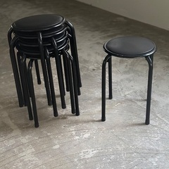 黒の丸椅子12脚セット ¥2500  スタッキング可能の画像
