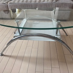 お洒落ガラステーブルの画像