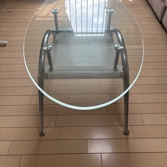 お洒落ガラステーブルの画像
