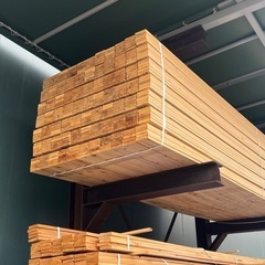 【格安】杉貫材　未乾燥材　4000×18×90 1束5本入！丁張り、下地材、DIYなどに。在庫108束ありますので複数の方へ販売できます。の画像