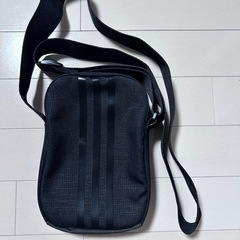 adidas ショルダーバッグの画像
