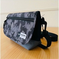 【超美品】YAKPAK(ヤックパック) メッセンジャーバッグ　モノクロカモフラ柄の画像