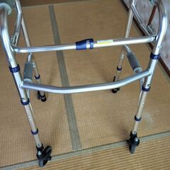 折り畳み式歩行器の画像