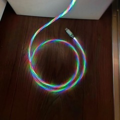 iPhone11全面保護ケースと光るライトニングケーブルの画像