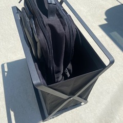 カフェにあるような手荷物置きの画像