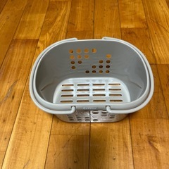 ② プラスティックカゴ