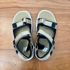 子供用ニューバランスのサンダル の画像