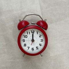 目覚まし時計　赤　ニトリ