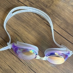 スイミングバッグとゴーグルの画像