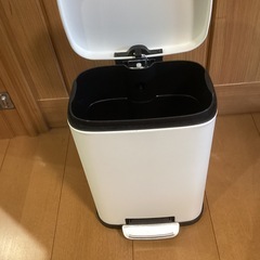 ニトリ ペダルペール バゲット 5L (ホワイト) 7月中旬以降出品.取引地域が都内に変わります。ご承知おきください。の画像
