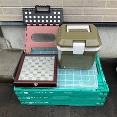 クーラーボックスと折り畳み台とチェス