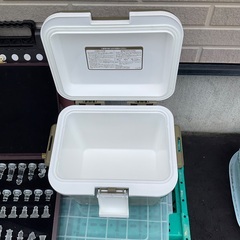 クーラーボックスと折り畳み台とチェスの画像
