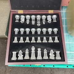 クーラーボックスと折り畳み台とチェスの画像