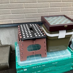 クーラーボックスと折り畳み台とチェスの画像