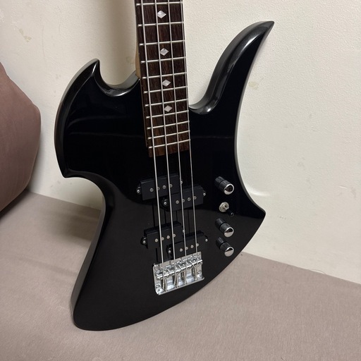 大人気新作 美品】B.C.RICH 池袋の (さいとう) モッキンバード変形ベース ベース