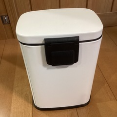 ニトリ ペダルペール バゲット 5L (ホワイト) 7月中旬以降出品.取引地域が都内に変わります。ご承知おきください。の画像