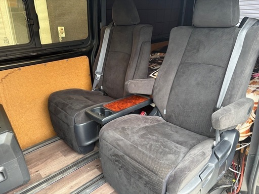 商談中　ハイエース　セカンドシート　アルファード