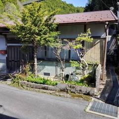 洞川温泉地のボロ家。