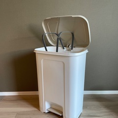 ペダル開閉式ダストボックスの画像