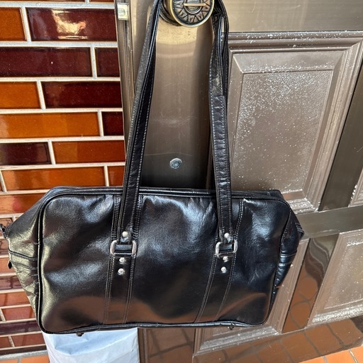 高校生のスクールカバン&ローファー