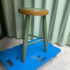 🌿【手描きの温もり感じるグリーンスツール】🌿
