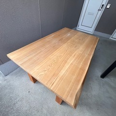 ダイニングテーブルの画像