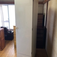 白い洋服ダンス（ですが室内の物置などに活用するのもおすすめ）
