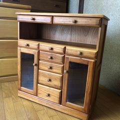 キャスター付きで引出しの多いカウンターテーブルの画像