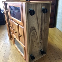 キャスター付きで引出しの多いカウンターテーブルの画像
