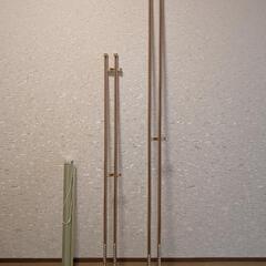 木目調カーテンレール2本、オリーブ色ロールスクリーン1本