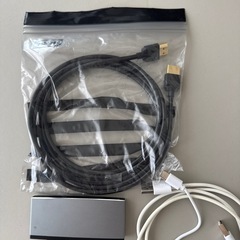 いろいろなコンセントやコネクタ類、マイクもありますの画像