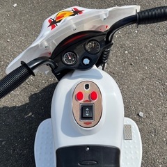 子供用　電動バイク　白バイの画像