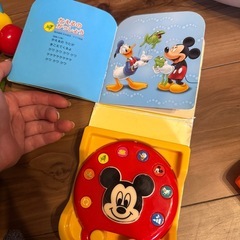 プーさんのおもちゃとミッキータンバリンの画像