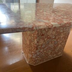 大理石のダイニングテーブルの画像