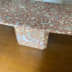 大理石のダイニングテーブルの画像