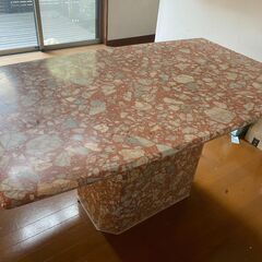 大理石のダイニングテーブルの画像