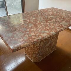 大理石のダイニングテーブルの画像