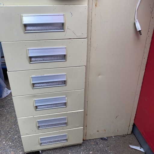 二つレトロ スチールキャビネット