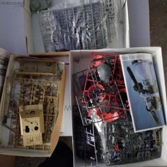 作りかけのプラモデルの画像