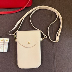 ☆新品未使用☆本革バッグ、スマホショルダー、化粧品　他とまとめて大歓迎です！！の画像