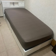 シングルベッド(マットレス付き)差し上げます。収納・引き出し・ライト・コンセント付き