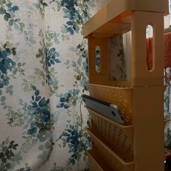 黄色キャスター付き収納ラックの画像