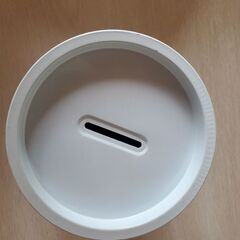 缶の貯金箱の画像