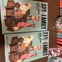 【最終値下げ】SPY×FAMILY 9巻セット +限定非売品映画特典本2冊　＋缶バッジ、しおりの画像