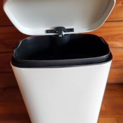 ニトリ　蓋付ゴミ箱 5Lの画像
