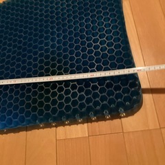 ゲルクッション ジェルクッション ハニカム構造 無重力クッション 卵割れないクッション  厚さ約4cm、高通気性 在宅勤務 オフィス 車 椅子 自宅用 ブルー  カバー有りの画像