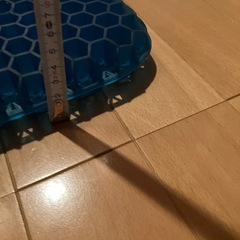 ゲルクッション ジェルクッション ハニカム構造 無重力クッション 卵割れないクッション  厚さ約4cm、高通気性 在宅勤務 オフィス 車 椅子 自宅用 ブルー  カバー有りの画像